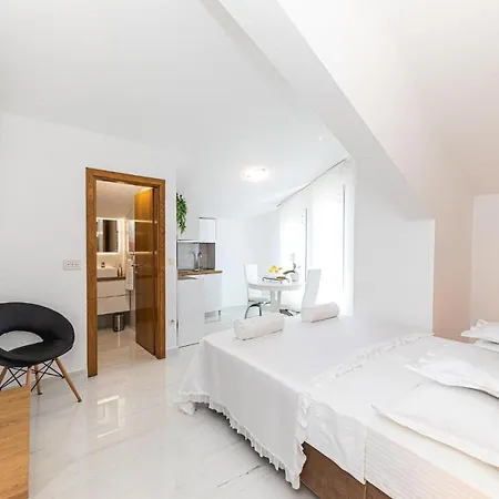 Cozy In Kastel Kambelovac With Kitchen Kastela