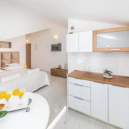 Cozy In Kastel Kambelovac With Kitchen Apartment *
