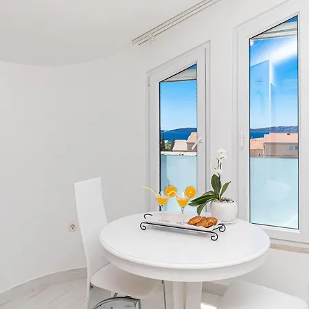 Cozy In Kastel Kambelovac With Kitchen