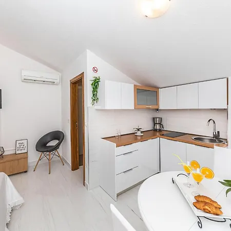 Cozy In Kastel Kambelovac With Kitchen * Kaštela