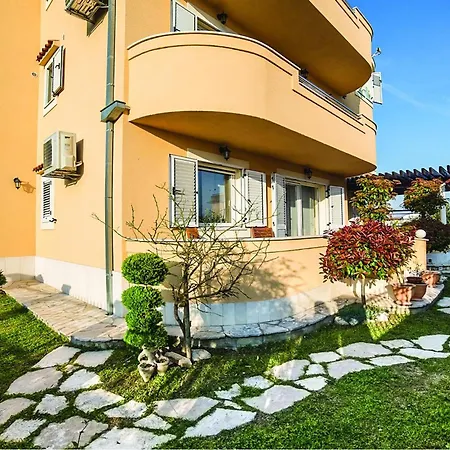 Cozy In Kastel Kambelovac With Kitchen