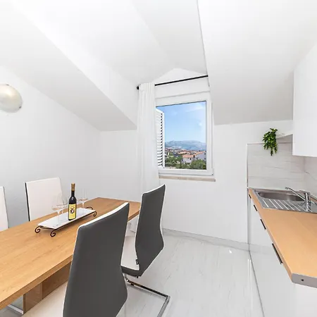 Apartment Cozy In Kastel Kambelovac With Kitchen