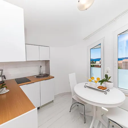 Apartment Cozy In Kastel Kambelovac With Kitchen Kastela