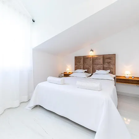 Cozy In Kastel Kambelovac With Kitchen Kastela