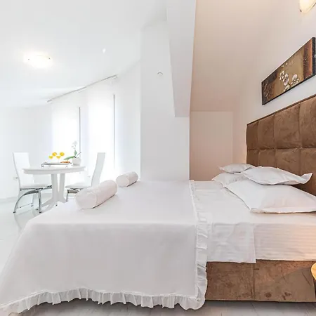 公寓 Cozy In Kastel Kambelovac With Kitchen *
