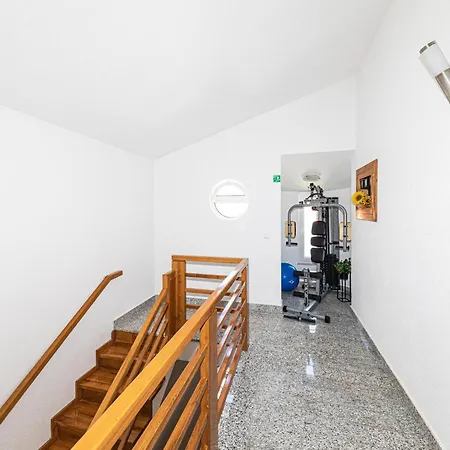 Cozy In Kastel Kambelovac With Kitchen Apartment Kastela