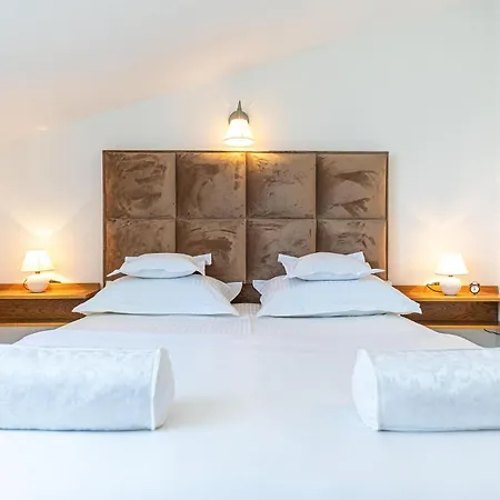 Cozy In Kastel Kambelovac With Kitchen Apartment