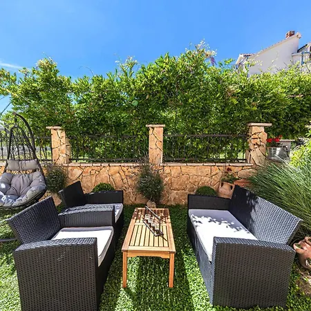 Cozy In Kastel Kambelovac With Kitchen Apartment