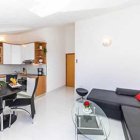 Cozy In Kastel Kambelovac With Kitchen Apartment