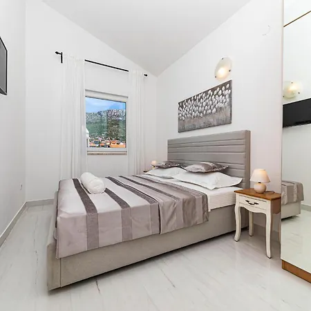 Apartment Cozy In Kastel Kambelovac With Kitchen *