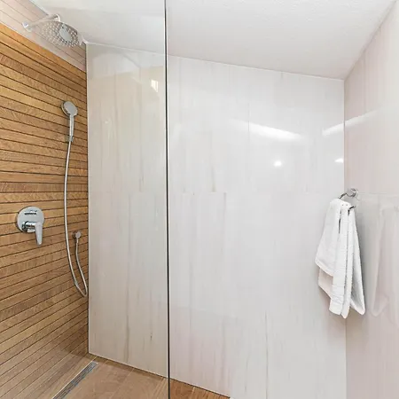 Apartment Cozy In Kastel Kambelovac With Kitchen *