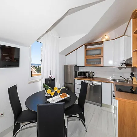 Cozy In Kastel Kambelovac With Kitchen Kastela