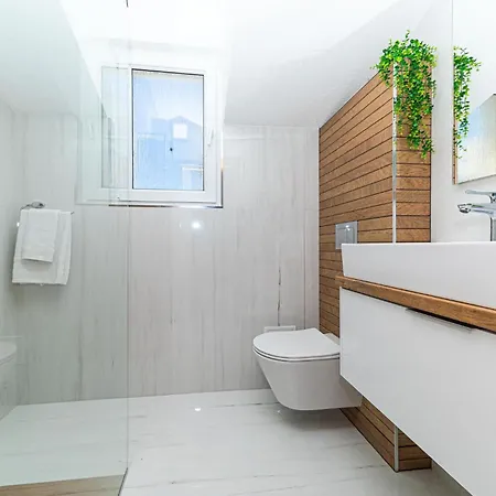 Cozy In Kastel Kambelovac With Kitchen
