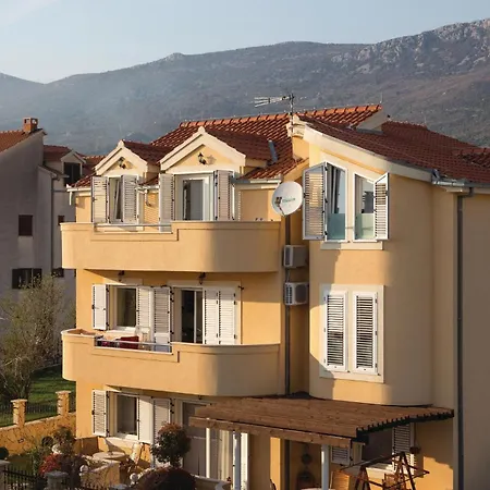 Cozy In Kastel Kambelovac With Kitchen *