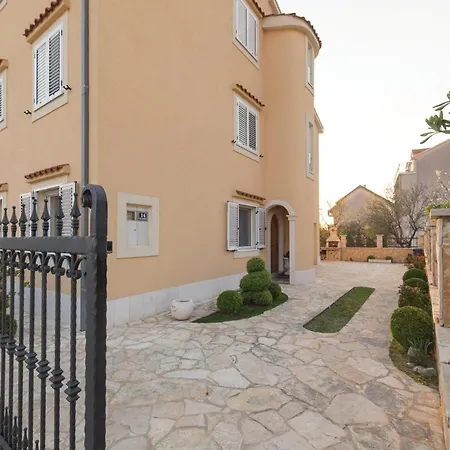 Cozy In Kastel Kambelovac With Kitchen Apartment