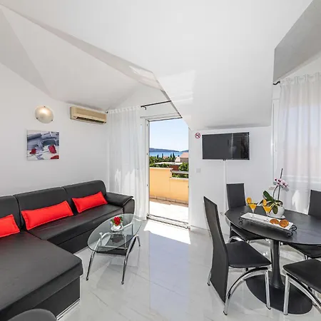 Cozy In Kastel Kambelovac With Kitchen Apartment *